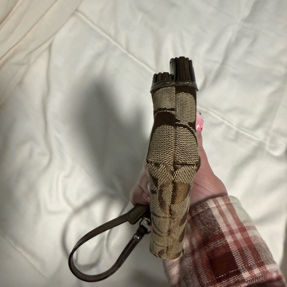 Coach RARE Y2K Poppy Brown and Multicolor embroidered double zip wristlet!